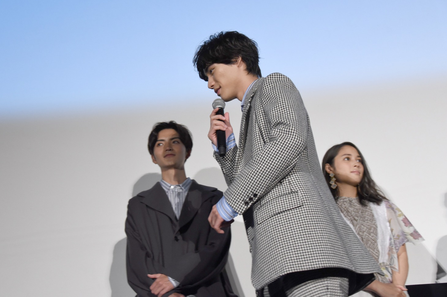 「行ってきまーす！」と、小走りでナナを迎えに行く福士蒼汰。