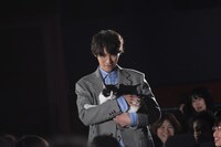 福士蒼汰に抱きかかえられて登場したナナ。