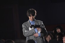 福士蒼汰に抱きかかえられて登場したナナ。