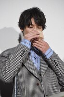 牛乳を飲む福士蒼汰。