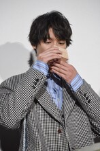 牛乳を飲む福士蒼汰。