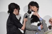 福士蒼汰（右）が抱くナナにマイクを向ける竹内結子（左）。