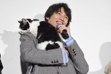 福士蒼汰と落ち着かない様子のナナ。