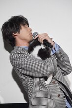 ナナをなだめながら挨拶をする福士蒼汰。