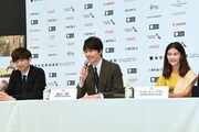 左から松永大司、長谷川博己、ナンダー・ミャッアウン。