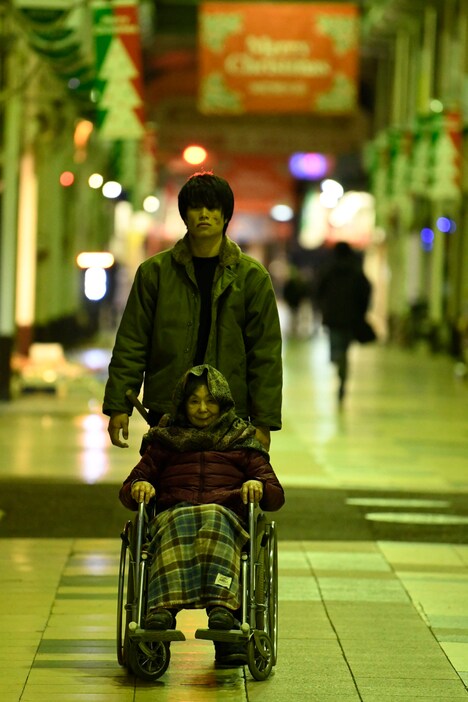 「jam」より、鈴木伸之演じるテツオ（奥）。