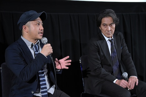 左から白石和彌、役所広司。