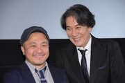 左から白石和彌、役所広司。