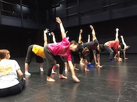 「若手振付家による高校生・大学生のためのダンス体験＆鑑賞プロジェクト『ダンス体鑑！』」ワークショップの様子。