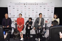 「詩人」記者会見の様子。