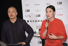 左からリウ・ハオ、ソン・ジア。