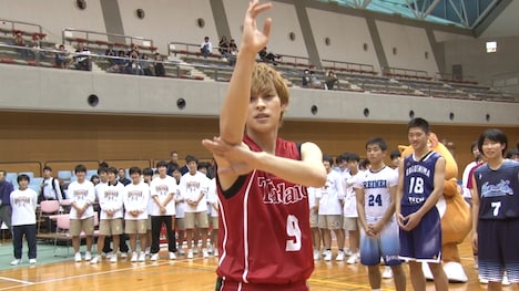 「走れ！T校バスケット部」の「全国行脚プロモ旅」第4弾より、仮面ライダーゴーストの変身を披露する西銘駿。