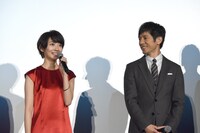 左から波瑠、西島秀俊。