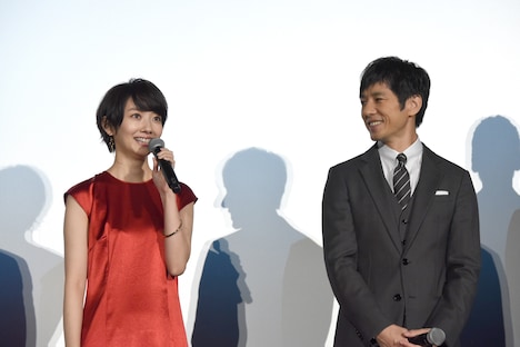 左から波瑠、西島秀俊。