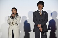 左から濱田マリ、岡山天音。