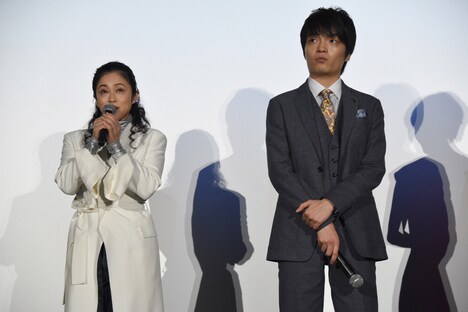 左から濱田マリ、岡山天音。