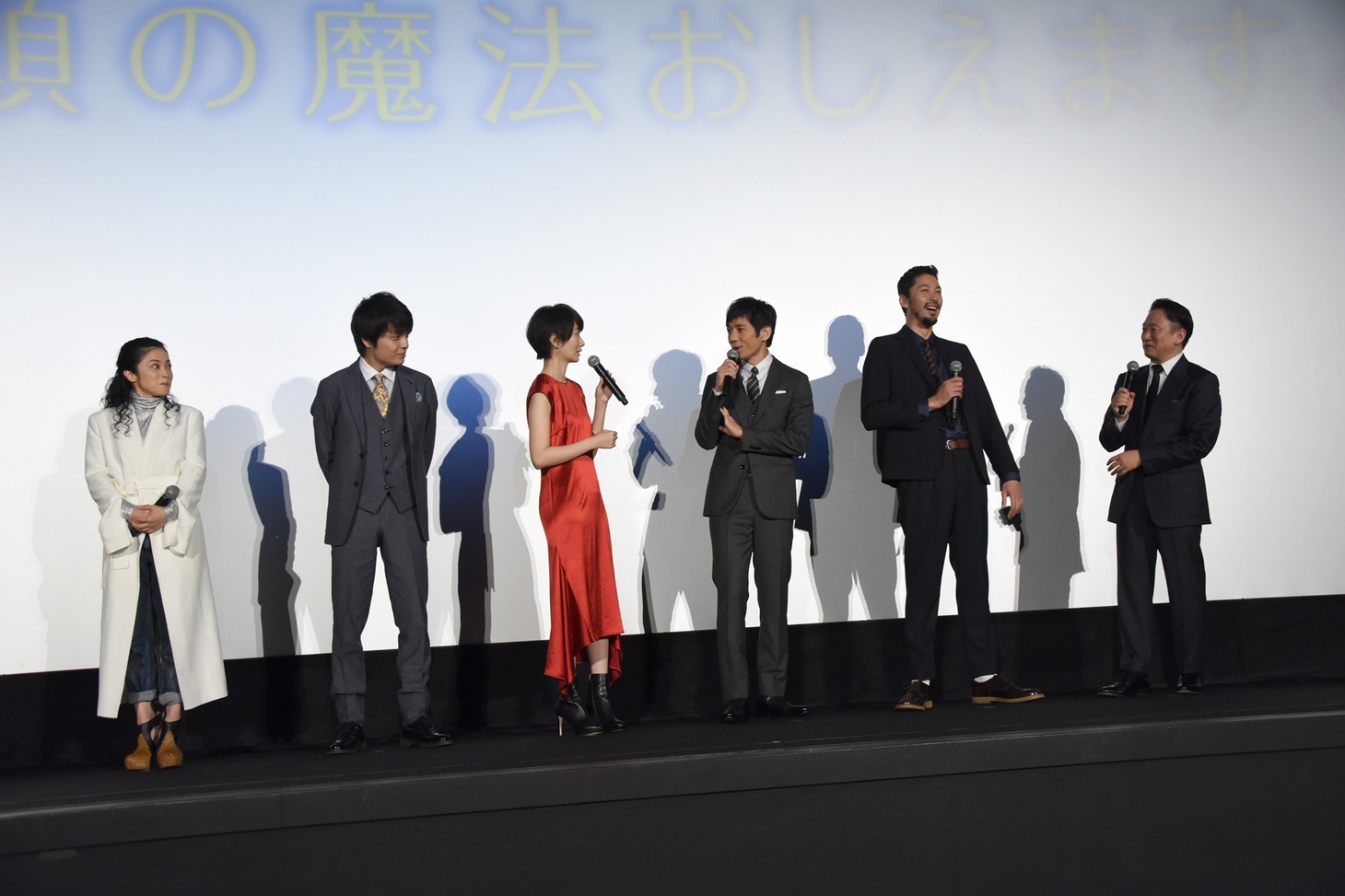 「オズランド 笑顔の魔法おしえます。」の公開を記念した舞台挨拶の様子。