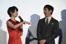 左から波瑠、西島秀俊。