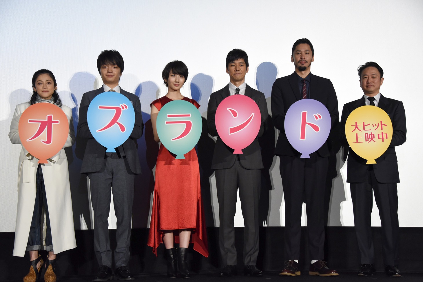 「オズランド 笑顔の魔法おしえます。」の公開を記念した舞台挨拶の様子。