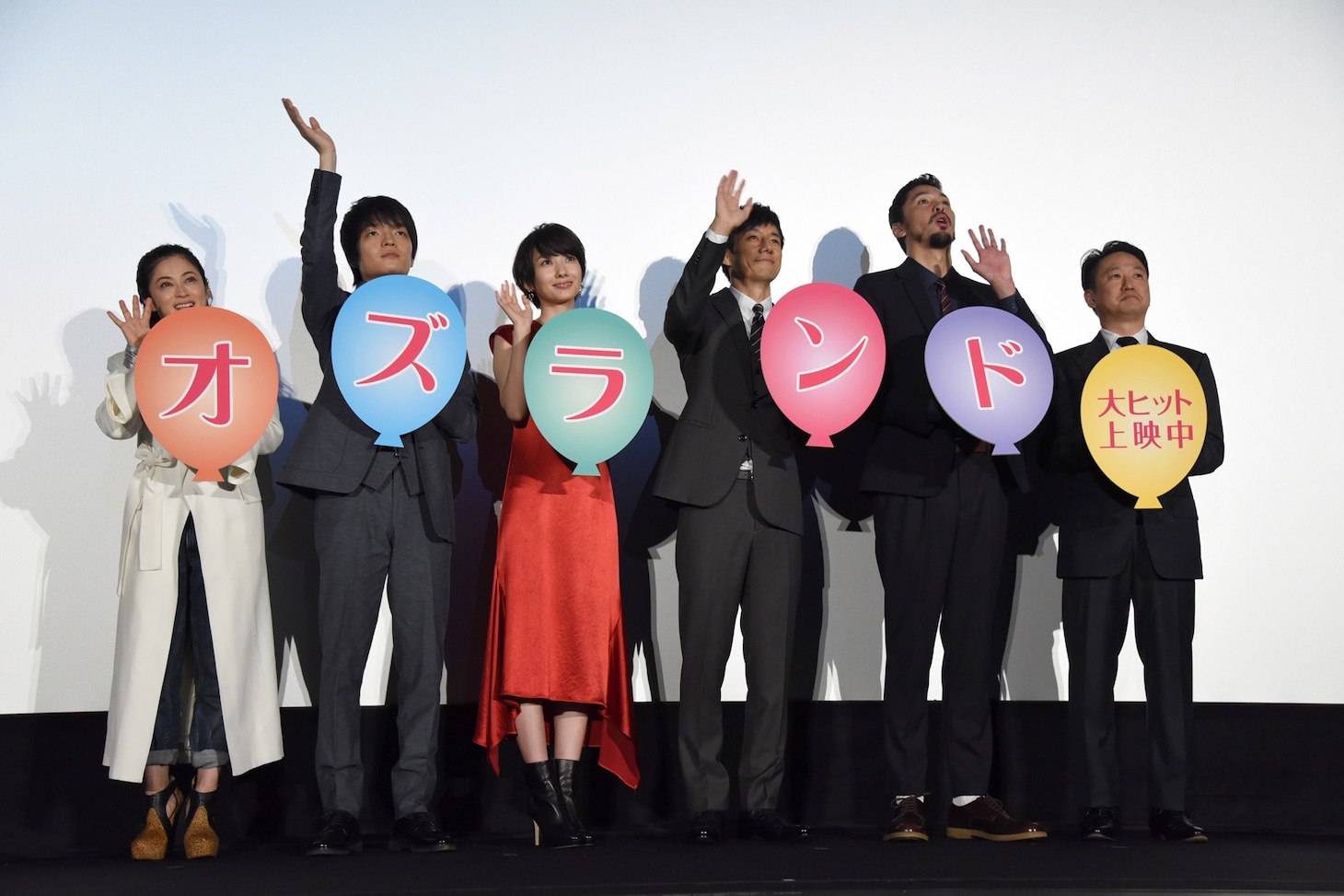 「オズランド 笑顔の魔法おしえます。」の公開を記念した舞台挨拶の様子。