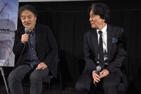 左から黒沢清、役所広司。