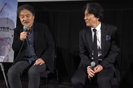 左から黒沢清、役所広司。