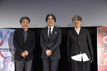 左から黒沢清、役所広司、東京国際映画祭プログラミングアドバイザーの安藤紘平。
