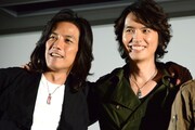 肩を組む半田健人(左)と村上幸平(右)。