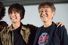 恐る恐る白倉伸一郎（右）と肩を組む武田航平（左）。