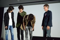 白倉伸一郎（右端）へ、肩を組んだことを詫びる武田航平（中央右）。