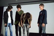 白倉伸一郎（右端）へ、肩を組んだことを詫びる武田航平（中央右）。