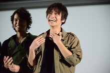 白倉伸一郎と肩を組み、冷や汗をかいた武田航平（右）。