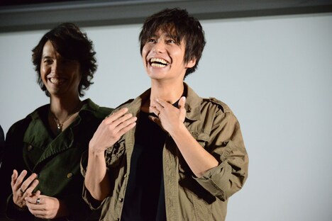 白倉伸一郎と肩を組み、冷や汗をかいた武田航平(右)。