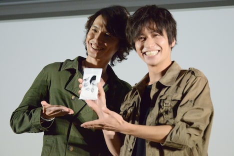 村上幸平(左)のウェットティッシュをアピールする武田航平(右)。