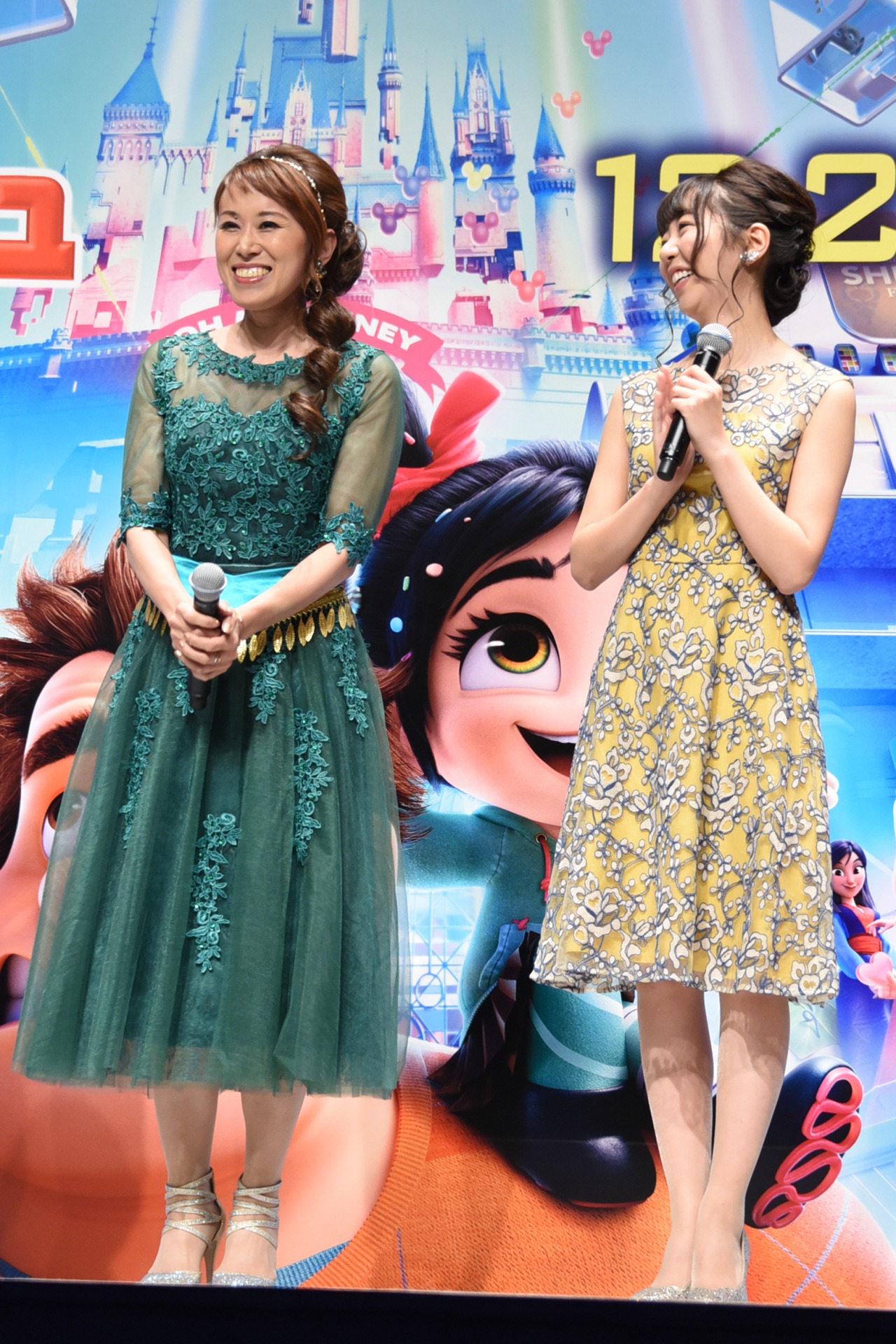 左から麻生かほ里、平川めぐみ。
