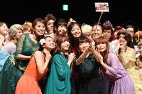 参加者と撮影する登壇者たち。