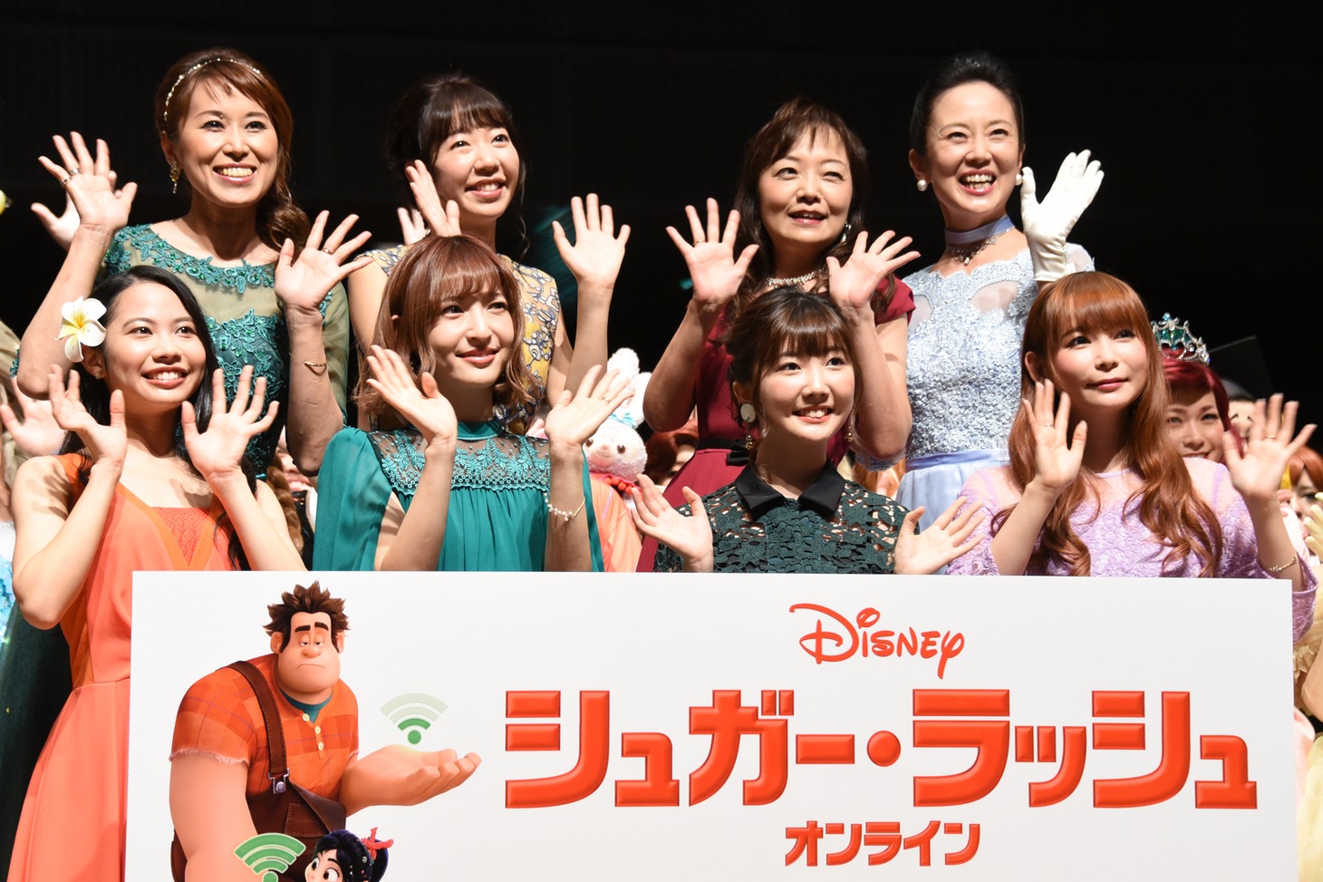 「シュガー・ラッシュ：オンライン」公開記念スペシャルトークショーの様子。上段左から麻生かほ里、平川めぐみ、すずきまゆみ、鈴木より子。下段左から屋比久知奈、神田沙也加、諸星すみれ、中川翔子。
