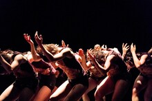 山田うんコレクティブダンサーズ「春の祭典」より。（札幌文化芸術劇場 クリエイティブスタジオ / (c)kenzo kosuge）