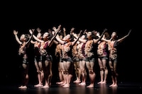 山田うんコレクティブダンサーズ「春の祭典」より。（札幌文化芸術劇場 クリエイティブスタジオ / (c)kenzo kosuge）