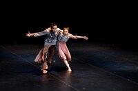 Co.山田うん「結婚」より。（札幌文化芸術劇場 クリエイティブスタジオ / (c)kenzo kosuge）