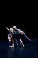 Co.山田うん「結婚」より。（札幌文化芸術劇場 クリエイティブスタジオ / (c)kenzo kosuge）