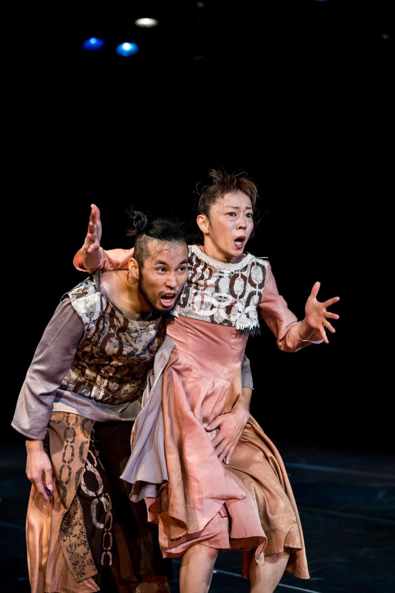 Co.山田うん「結婚」より。（札幌文化芸術劇場 クリエイティブスタジオ / (c)kenzo kosuge）