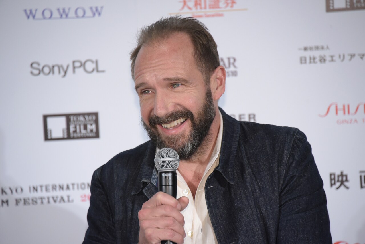 レイフ・ファインズが来日、構想20年の監督作「ホワイト・クロウ」を語る