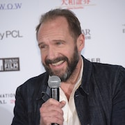 レイフ・ファインズが来日、構想20年の監督作「ホワイト・クロウ」を語る