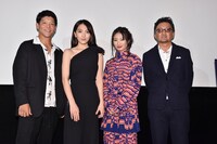 「殺る女」初日舞台挨拶の様子。左から駿河太郎、知英、武田梨奈、宮野ケイジ。