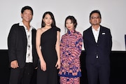「殺る女」初日舞台挨拶の様子。左から駿河太郎、知英、武田梨奈、宮野ケイジ。