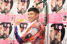 私物のバラ鞭と哺乳瓶を持つ高嶋政宏。