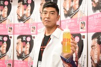 お茶が入った、ロックバンドKISSの哺乳瓶を見せる高嶋政宏。