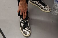 高嶋政宏が履いていた、ロックバンドKISSのポール・スタンレーとPUMAのコラボスニーカー。