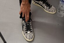 高嶋政宏が履いていた、ロックバンドKISSのポール・スタンレーとPUMAのコラボスニーカー。